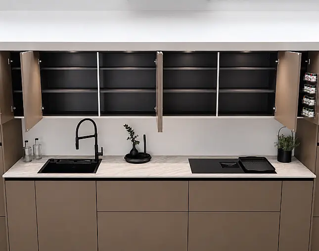 TOP-MIELE-GERÄTEAUSSTATTUNG mit Backofen, Dampfbackofen und Kaffeevollautomat! berbel Muldenlüfter mit permalyt-Filter &amp; Induktionskochfeld! Komfortabel höher platzierter Geschirrspüler! Weinklimaschrank &amp; großer Kühlschrank mit 4-Sterne-Gefrierfach!