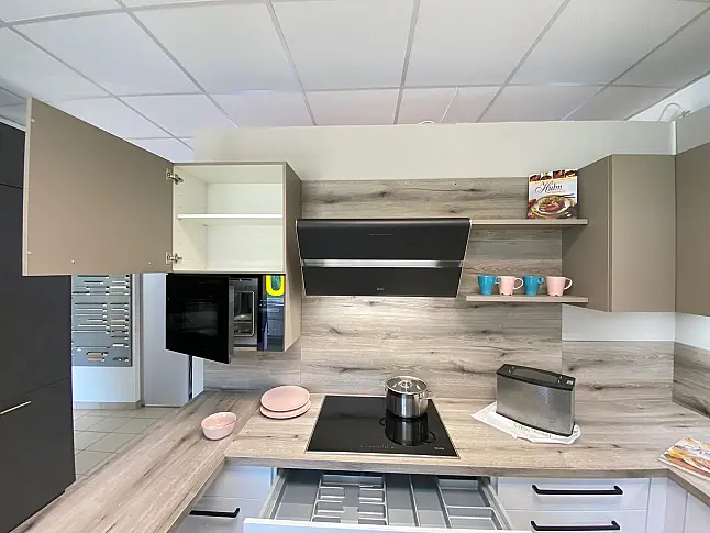 Moderne Musterküche mit Thekenansatz in L-Form