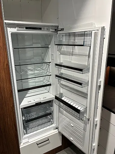 moderne kristallweiß Hochglanz Lack U-Küche mit beleuchtetem Vitrinenschrank und Holzverkleidung Nussbaum