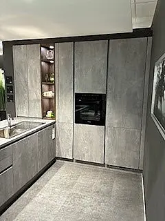 moderne L-Küche in Betonoptik grifflos