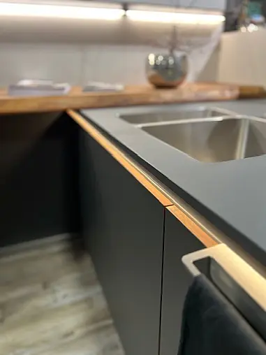 Leicht Musterküche Contino Solid in carbongrau