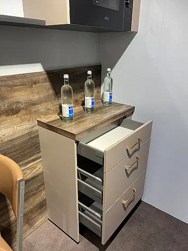 Impuls Küche, modern 2-zeilig, Front Cappuccino mit Arbeitsplatte 127 Wildahorn NB inkl. E-Geräte und 2 Stühle.