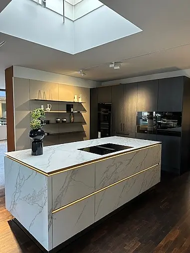 Küche mit Insel + Back Kitchen