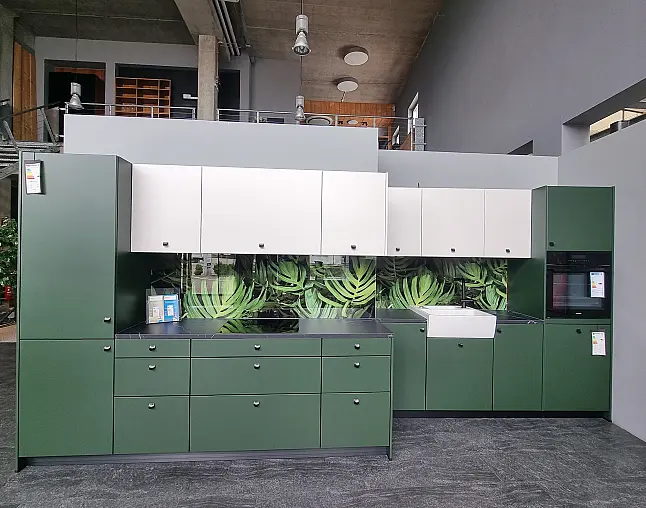„Moderne 2-zeilige Einbauküche in Waldgrün mit Keramik-Arbeitsplatte“