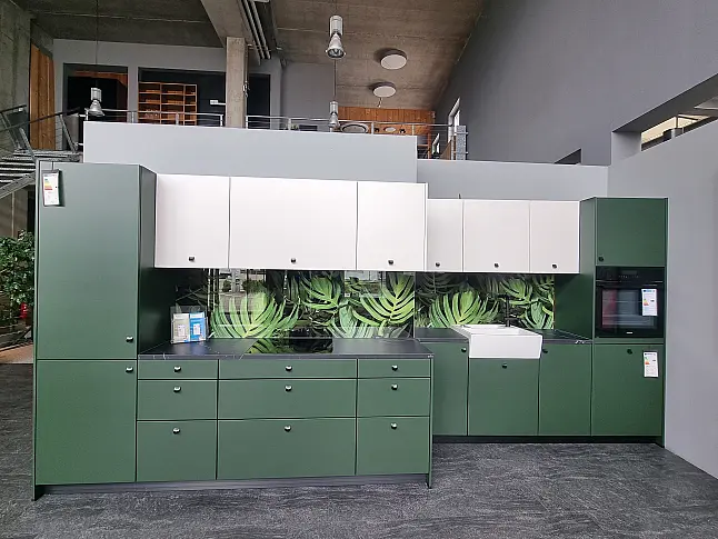 „Moderne 2-zeilige Einbauküche in Waldgrün mit Keramik-Arbeitsplatte“