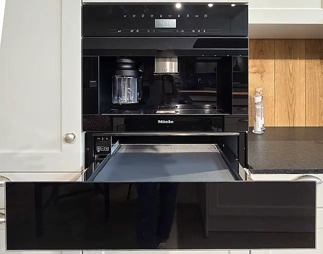 AUCH DIE GERÄTEAUSSTATTUNG IST TRAUMHAFT: Top Kombidampfbackofen, Einbau-Kaffeeautomat, Wärmeschublade, NoFrost-Gefrierer, 2-Zonen-Weinkühler, berbel Performance-Muldenlüfter mit permalyt-Filter. FLEXIBEL AUFSTELLBAR! Upgrade Blanco-Wassersystem möglich!