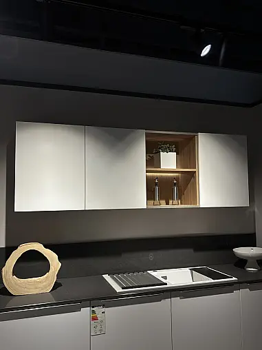 Elegante Küche mit Kochinsel, hochwertiger Quarzkomposit Arbeitsplatte + Zugangstür zu HWR