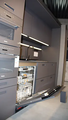 Moderne Ausstellungsküche von next125 mit Kochinsel in Saharabeige und Pocketsystem