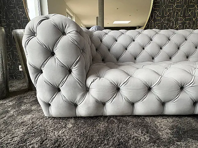 Clubsofa mit tiefer Knopfhefting Nubukleder