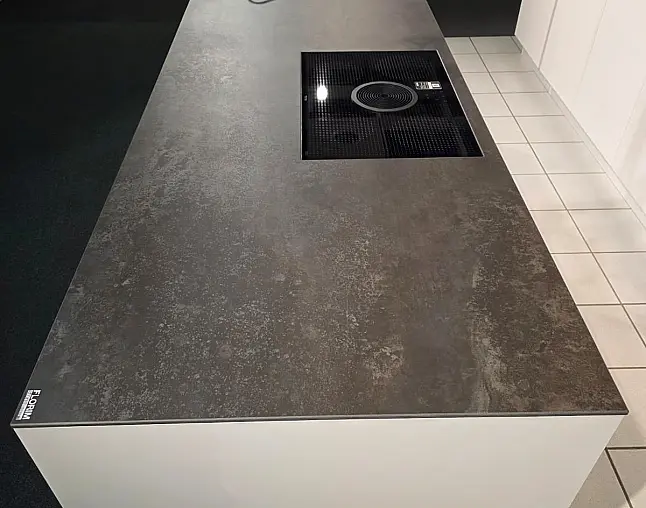 Nobilia Easytouch Ausstellungsküche mit Kücheninsel