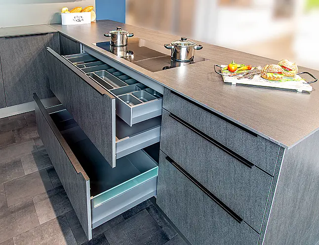 Hochaktuelle und moderne Musterküche in Basalt Black