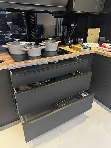 Easytouch Schwarzmatt mit einer hochwertigen Bosch Ausstattung
