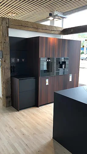 Grifflose Kombination aus Hightech und Holz