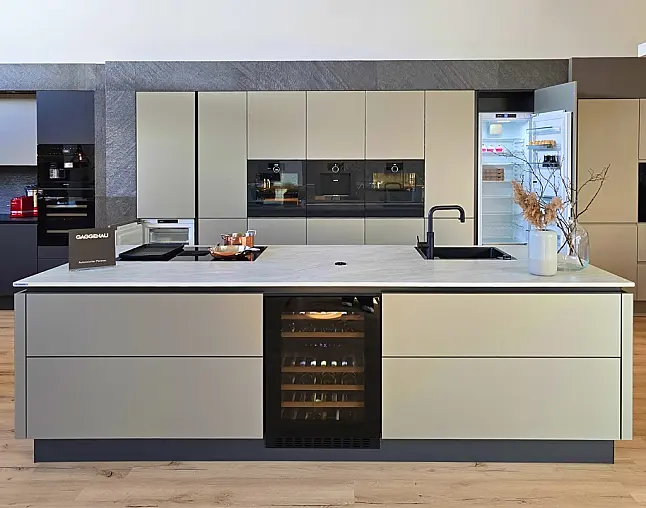 TOP-AKTUELLE HIGH-END GERÄTEAUSSTATTUNG VON GAGGENAU: Backofen mit 300°C -Backstein + separater Dampfbackofen (beide  mit Kerntemperatursensor) + Kaffeeautomat + Wärmeschublade + Vakuumierer! berbel Muldenlüfter mit Infinity-Kochfeld u. permalyt-Filter!