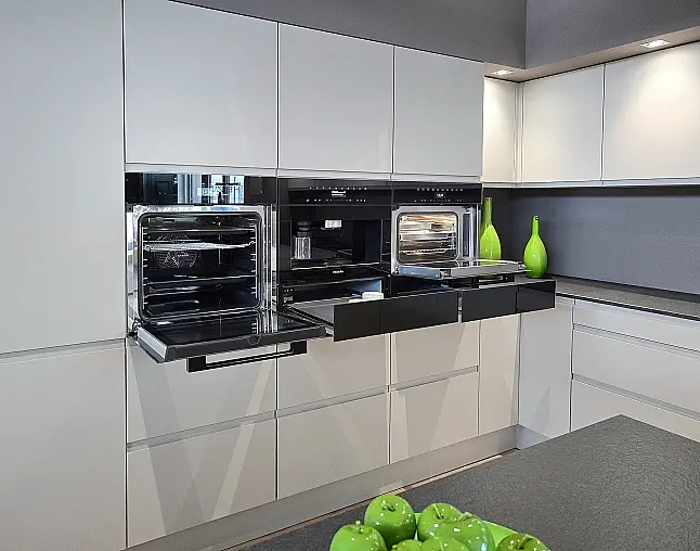 TOP GERÄTEAUSSTATTUNG! Pyrolyse-Backofen mit Kerntemperatursensor, Kombidampfgarer, Kaffeevollautomat, Wärmeschublade, berbel permalyt-Muldenlüfter mit Induktion, Kühlschrank mit Frische-Schubladen &amp; NoFrost-Gefrierer, 2-Zonen-Weinklimaschrank!