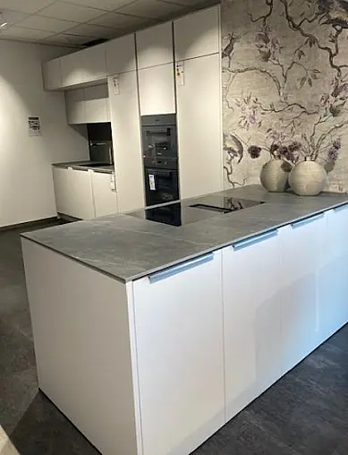 Zurückhaltende Küche in Laser Soft satin mit edler Griffleiste Metall edelstahlfarben, Backofen und Dampfgarer/W