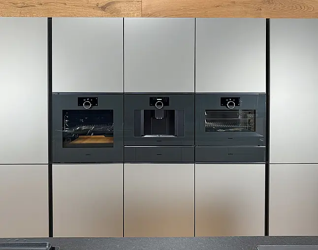 GAGGENAU-GERÄTE DER NEUESTEN GENERATION: Backofen mit Vollauszug&amp;Backstein + Kaffeevollautomat + Dampfbackofen + zwei Wärmeschubladen | Vakuumierer möglich | 2-Zonen-Weinklimaschrank und neuester berbel Muldenlüfter mit permalyt-Filter | Quooker möglich!