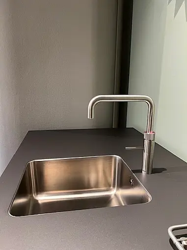 minimalistische Pantry bulthaup b3, Farbe graphit, Ausstellungsküche