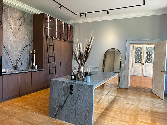 Zeile mit Insel I Designküche mit Miele-Geräten | Eiche Furnier | Premium-Ausstellung I perfekt für Altbau