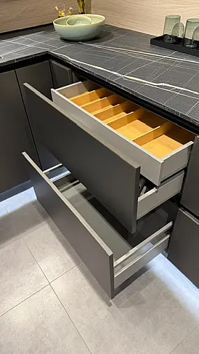 Großzügige U-Küche in eleganter Farbkombination