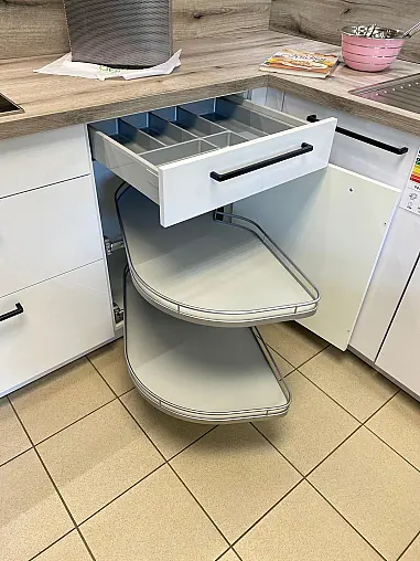 Moderne Musterküche mit Thekenansatz in L-Form