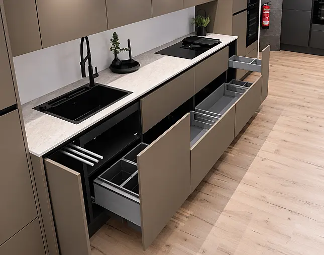 TOP-MIELE-GERÄTEAUSSTATTUNG mit Backofen, Dampfbackofen und Kaffeevollautomat! berbel Muldenlüfter mit permalyt-Filter &amp; Induktionskochfeld! Komfortabel höher platzierter Geschirrspüler! Weinklimaschrank &amp; großer Kühlschrank mit 4-Sterne-Gefrierfach!