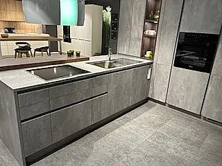 moderne L-Küche in Betonoptik grifflos