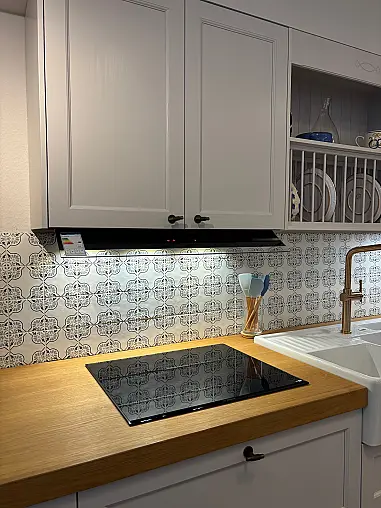 Landhausküche Esche massivholz Rahmenfront lackiert. Eiche massivholz Arbeitsplatte 6 cm stark und 75 cm tief .Die Unterschrankauszüge sind 71 cm tief. Villeroy&amp;Boch Keramik 90 cm breiter Spülstein.