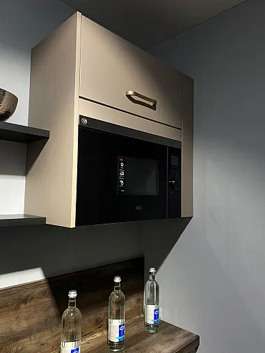 Impuls Küche, modern 2-zeilig, Front Cappuccino mit Arbeitsplatte 127 Wildahorn NB inkl. E-Geräte und 2 Stühle.