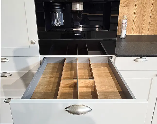 AUCH DIE GERÄTEAUSSTATTUNG IST TRAUMHAFT: Top Kombidampfbackofen, Einbau-Kaffeeautomat, Wärmeschublade, NoFrost-Gefrierer, 2-Zonen-Weinkühler, berbel Performance-Muldenlüfter mit permalyt-Filter. FLEXIBEL AUFSTELLBAR! Upgrade Blanco-Wassersystem möglich!