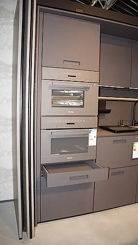 Moderne Ausstellungsküche von next125 mit Kochinsel in Saharabeige und Pocketsystem