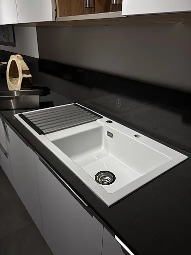 Elegante Küche mit Kochinsel, hochwertiger Quarzkomposit Arbeitsplatte + Zugangstür zu HWR