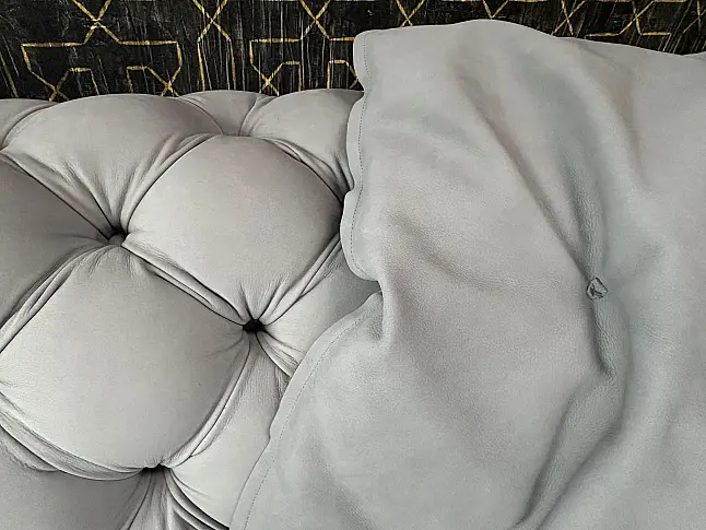 Clubsofa mit tiefer Knopfhefting Nubukleder