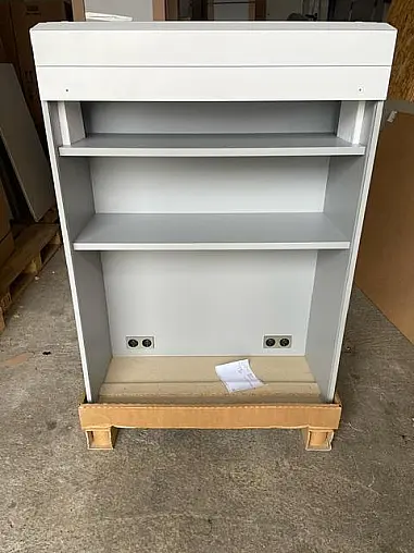 Sektional-Rollladen-Aufsatzschrank auf Arbeitsplatte