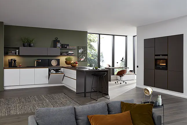 Moderne Küche mit Insel und Siemens Geräten