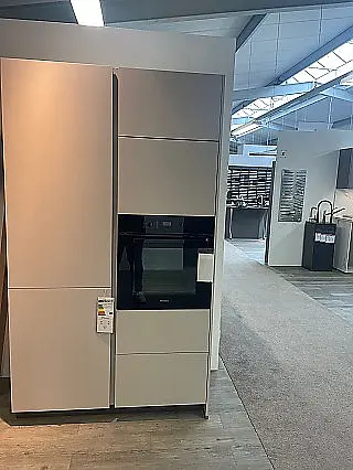 Moderne Einbauküche mit hochwertigen Miele &amp; AEG Elektrogeräten