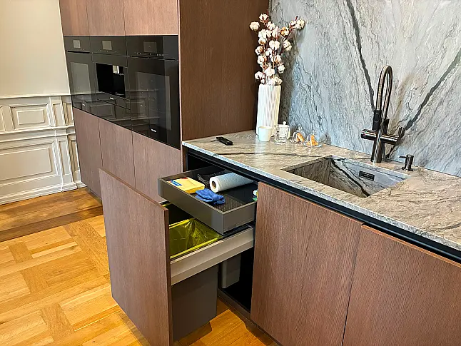 Zeile mit Insel I Designküche mit Miele-Geräten | Eiche Furnier | Premium-Ausstellung I perfekt für Altbau