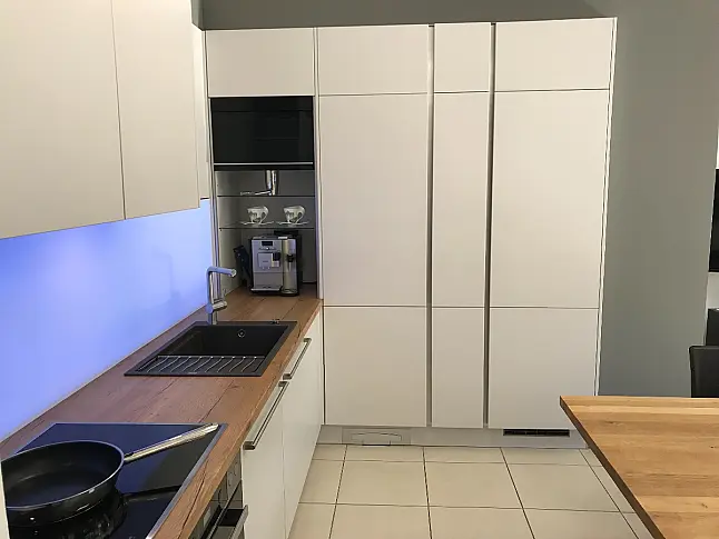 Moderne Designküche L- Form inkl Miele Geräten und Glas Jalousien Schrank