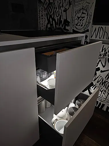 schlichte, elegante Küchenzeile mit flächenbündiger Spüle und mattem Kochfeld