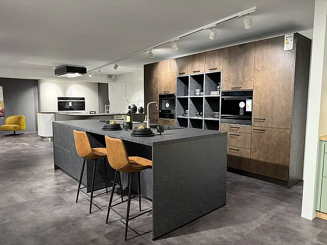 Design-Inselküche mit Schieferoptik &amp; Eiche – modern &amp; wohnlich