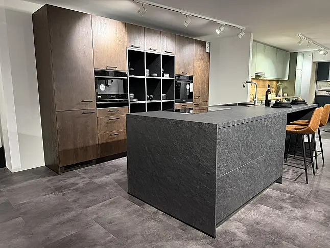 Design-Inselküche mit Schieferoptik &amp; Eiche – modern &amp; wohnlich