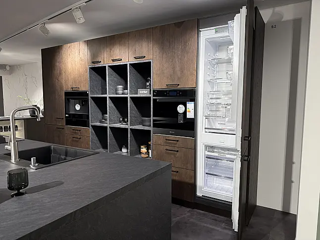 Design-Inselküche mit Schieferoptik &amp; Eiche – modern &amp; wohnlich