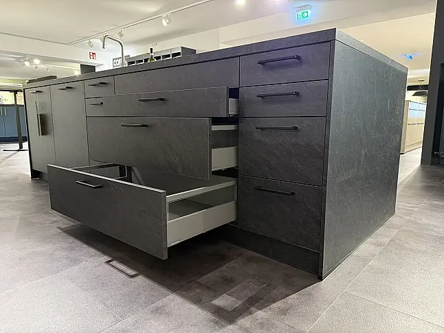 Design-Inselküche mit Schieferoptik &amp; Eiche – modern &amp; wohnlich
