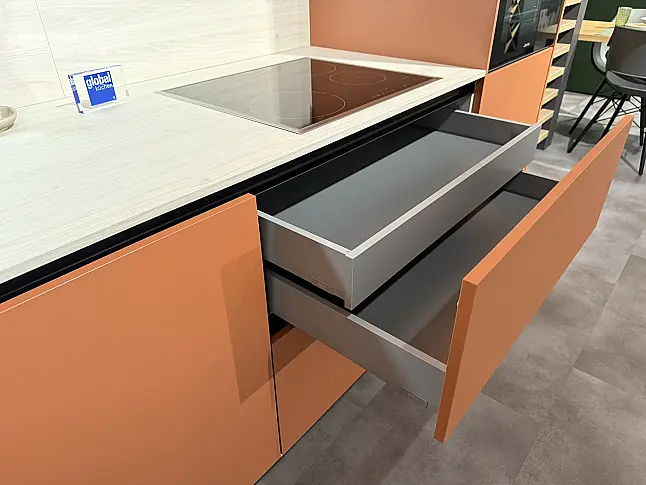 Küchenzeile in Orientrot – moderner Blickfang mit Stil