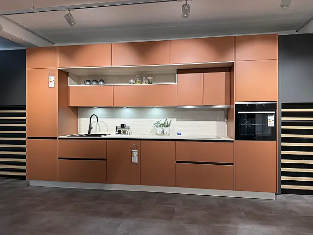 Küchenzeile in Orientrot – moderner Blickfang mit Stil