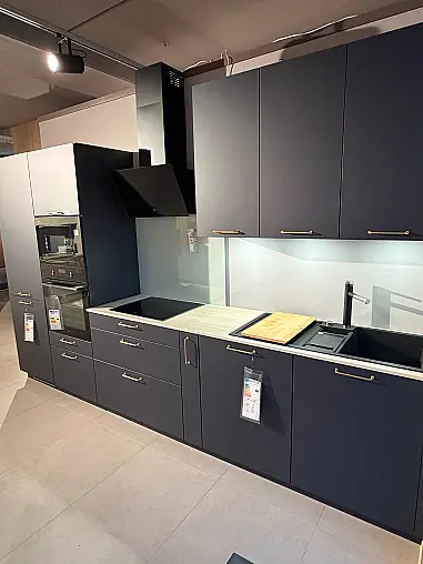 Stilvolle Küche in Black-Blue seidenmatt mit feinen Bügelgriff in gold Optik