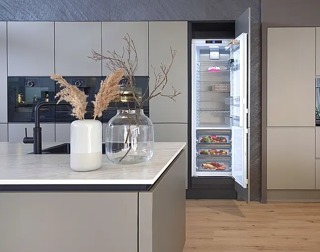 TOP-AKTUELLE HIGH-END GERÄTEAUSSTATTUNG VON GAGGENAU: Backofen mit 300°C -Backstein + separater Dampfbackofen (beide  mit Kerntemperatursensor) + Kaffeeautomat + Wärmeschublade + Vakuumierer! berbel Muldenlüfter mit Infinity-Kochfeld u. permalyt-Filter!