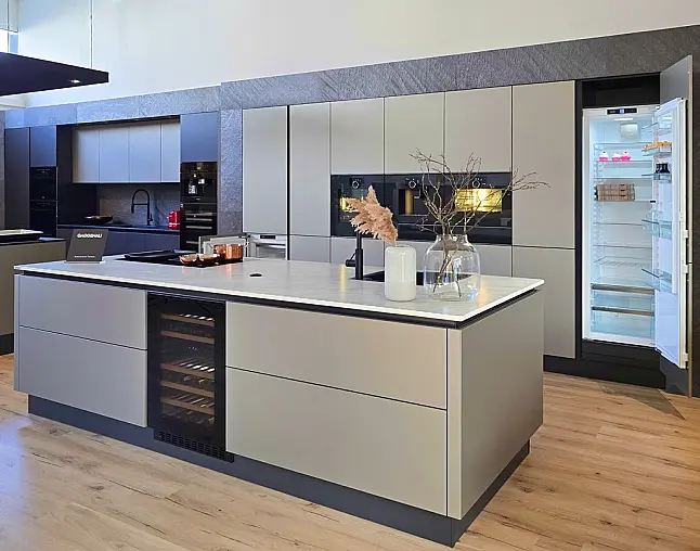 TOP-AKTUELLE HIGH-END GERÄTEAUSSTATTUNG VON GAGGENAU: Backofen mit 300°C -Backstein + separater Dampfbackofen (beide  mit Kerntemperatursensor) + Kaffeeautomat + Wärmeschublade + Vakuumierer! berbel Muldenlüfter mit Infinity-Kochfeld u. permalyt-Filter!