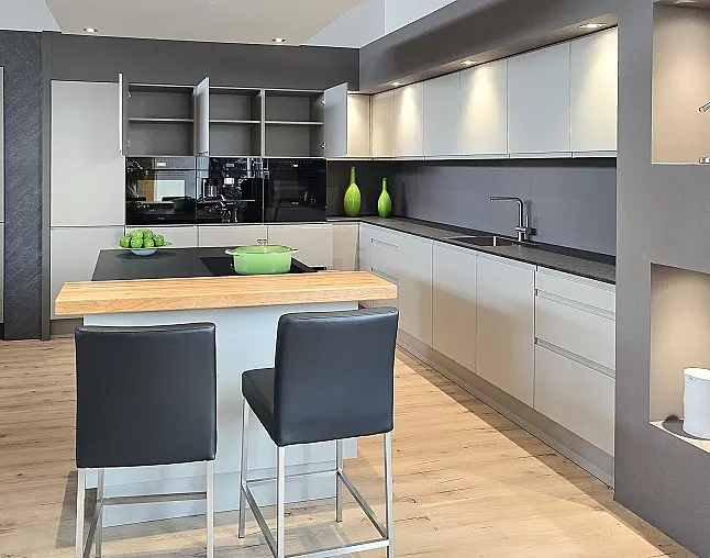 TOP GERÄTEAUSSTATTUNG! Pyrolyse-Backofen mit Kerntemperatursensor, Kombidampfgarer, Kaffeevollautomat, Wärmeschublade, berbel permalyt-Muldenlüfter mit Induktion, Kühlschrank mit Frische-Schubladen &amp; NoFrost-Gefrierer, 2-Zonen-Weinklimaschrank!