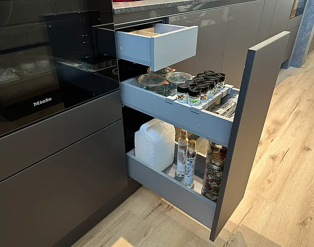 TOP-GERÄTEAUSSTATTUNG: Kombi-Dampfgarer mit Klimagaren und Bratautomatik, Kaffeeautomatik &amp; XXL-Geschirrspüler | Wärmeschublade | berbel Muldenlüfter + Induktion + permalyt und Kühlschrank mit Frische-Schubladen &amp; Gefrierer | 2-Zonen-Weinklimaschrank
